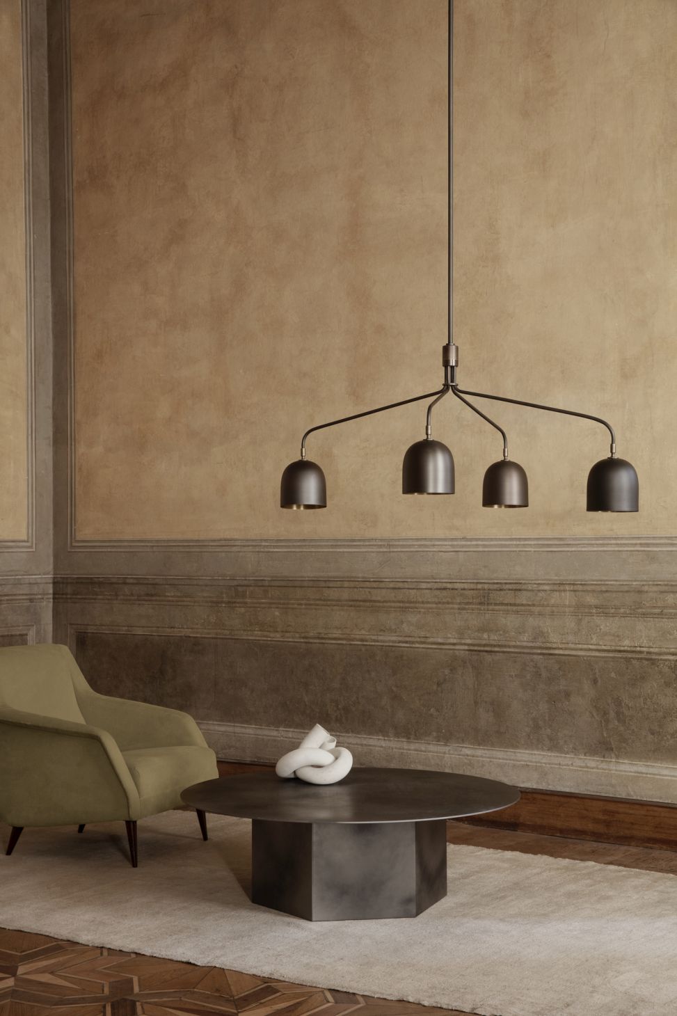 Epic Couchtisch Midnight Black von Gubi: Runder, schwarzer Stahl Couchtisch im Interieur.