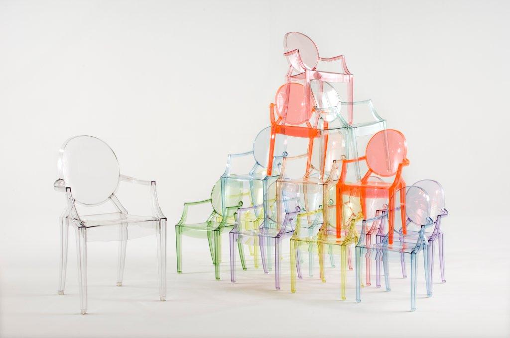 Lou Lou Ghost Kinderstühle von Kartell, gestapelt in verschiedenen Farben, transparente Kinderstühle für Designliebhaber.