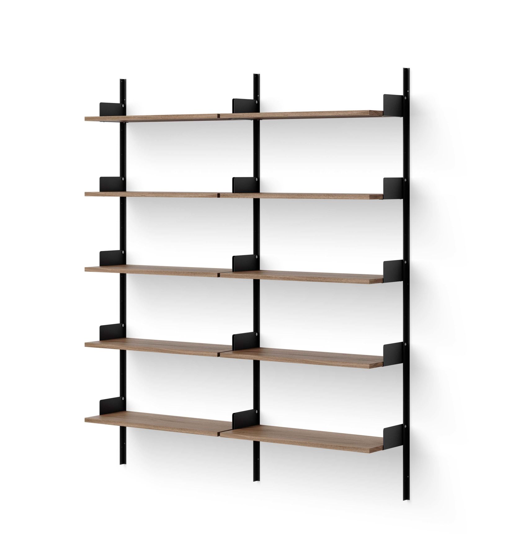 Library 1900 Wandregal von New Works in Walnuss mit schwarzen Halterungen an weißer Wand.