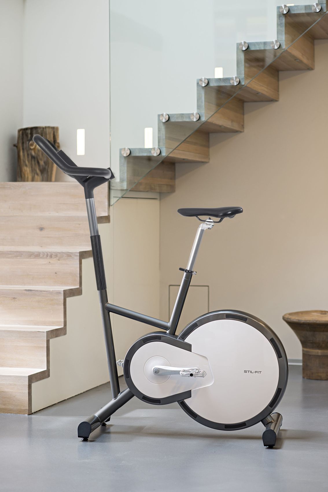 Stilvolles Indoor Bike von Stil-Fit für das Training zu Hause, modernes Design, grau.