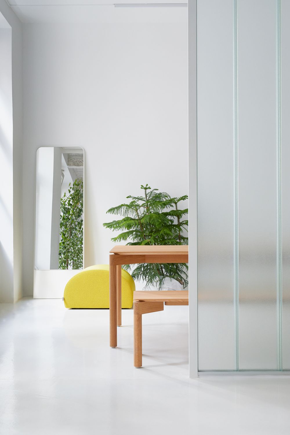 WEDEKIND Bank Eiche gewachst Large Out im minimalistischen Interieur mit Spiegel und Zimmerpflanze.