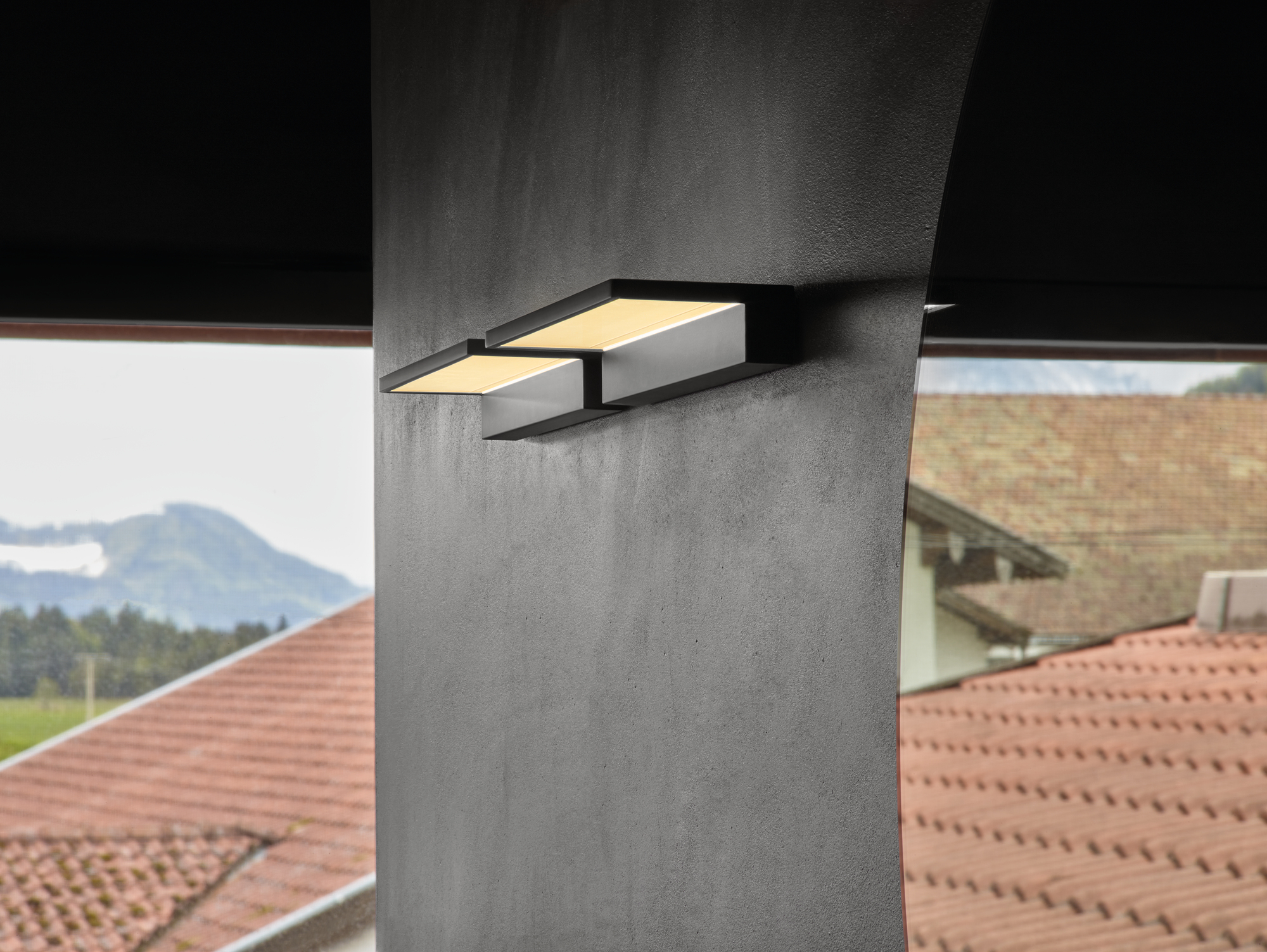 Nahaufnahme: Moderne Crib Wall Wandleuchte von Serien Lighting aus Edelstahl an grauer Wand.