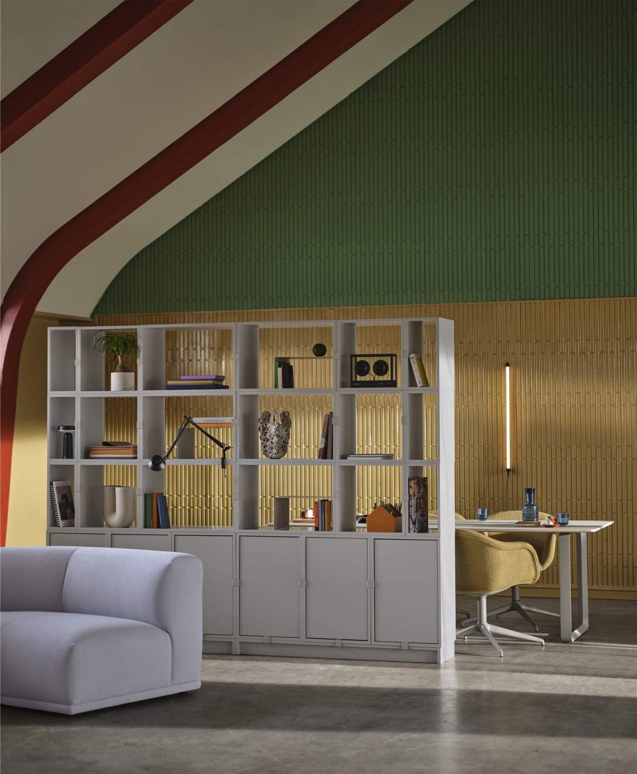 Helles Interieur mit Muuto Fine Wall Ceiling Lampe als Wandleuchte, modernes Design.