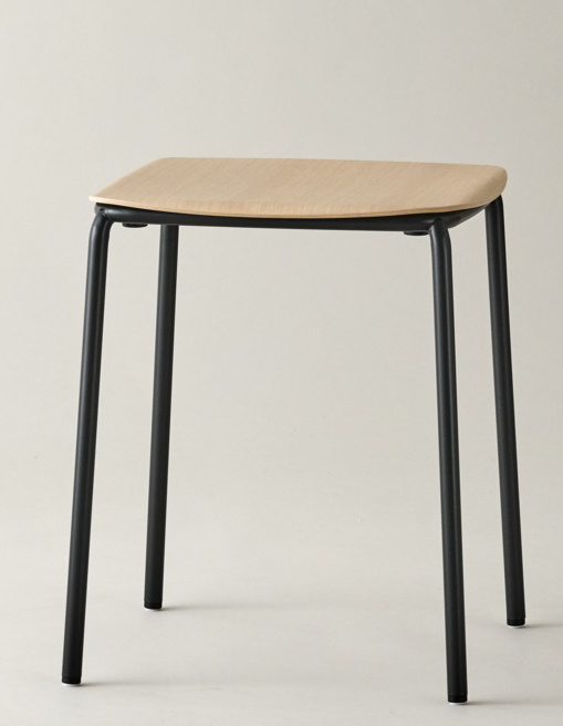 Nate S Hocker von Brunner: Moderner Hocker mit hellem Holz-Sitz und schwarzem Metallgestell.