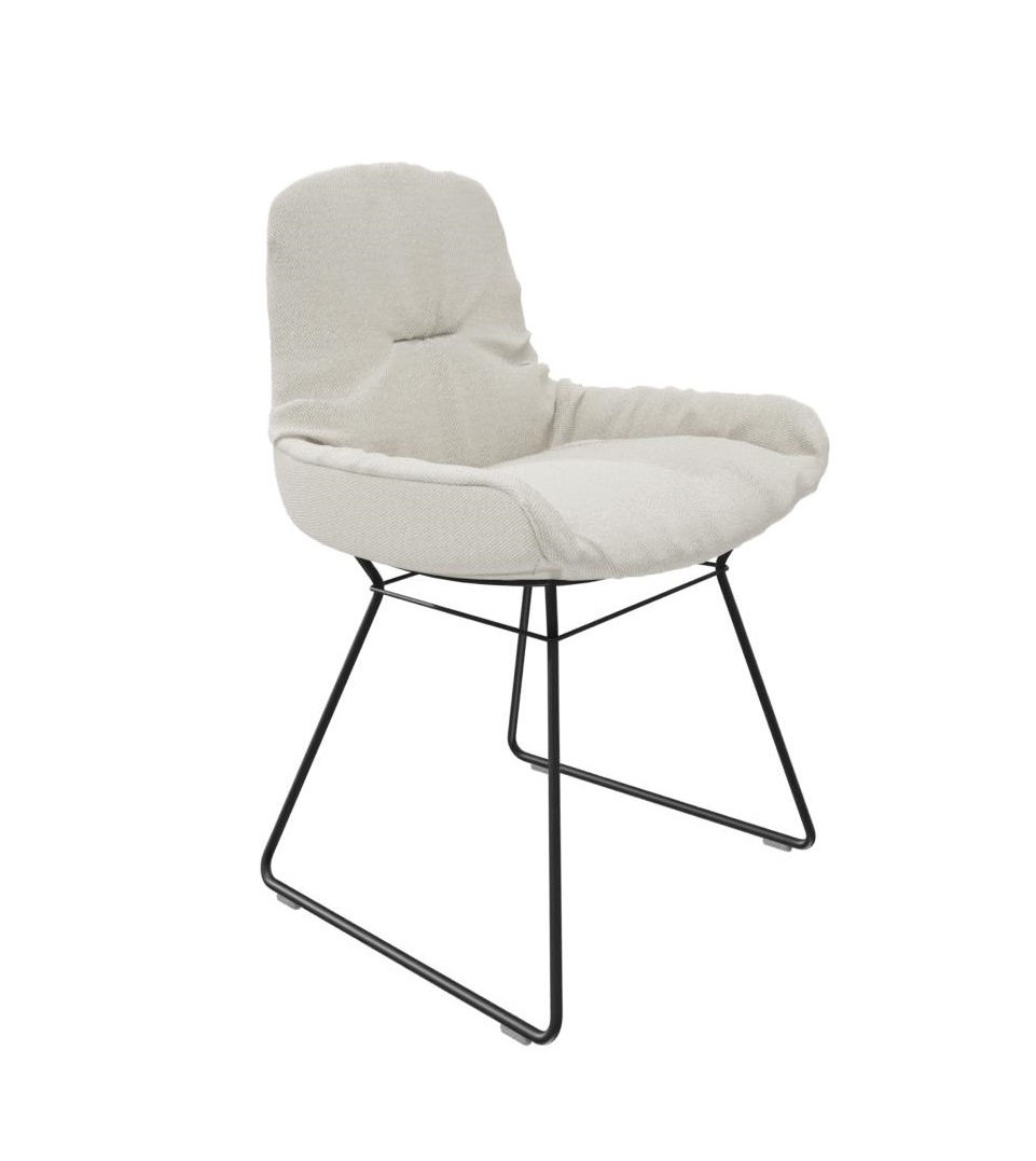 Leya Stuhl mit niedriger Armlehne, Stoff Safire, von Freifrau Manufaktur, schwarzes Metallgestell.