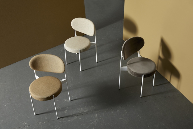 Drei Series 430 Stühle von Verpan in Beige- und Grautönen mit weißem Gestell.