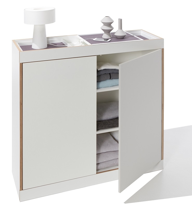 Weiße Flai Kommode von Müller Möbelwerkstätten mit offener Tür und Ablagefläche.