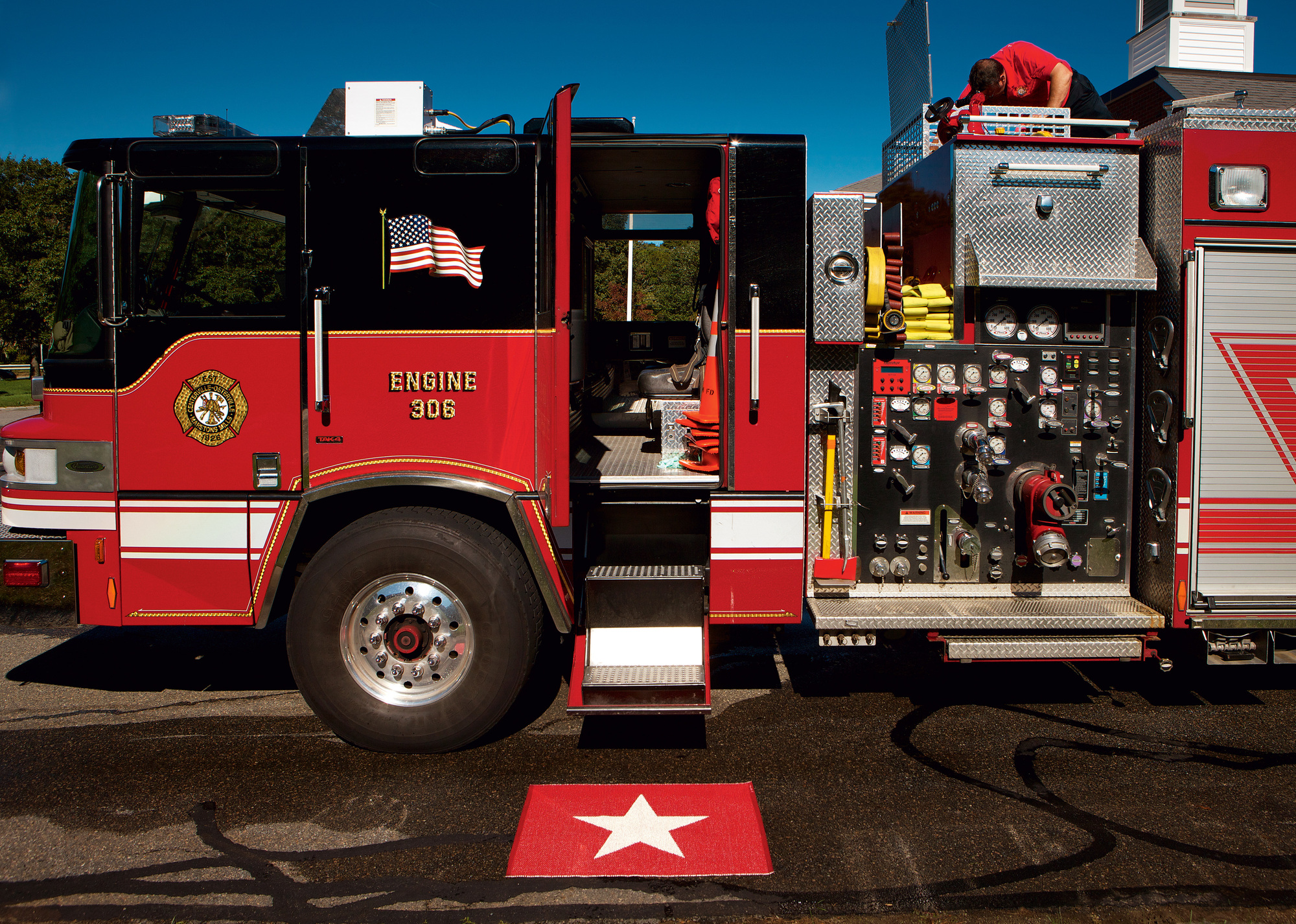 Viggo Small One Pappelina Kunststoffteppich, 70x90 cm, in Rot mit weißem Sternmuster, ideal für drinnen und draußen.
