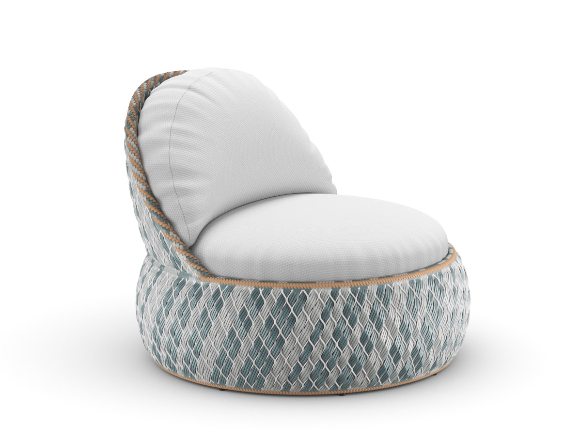 Dala Lounge Sessel von Dedon mit weißem Polster und geflochtenem Rahmen.