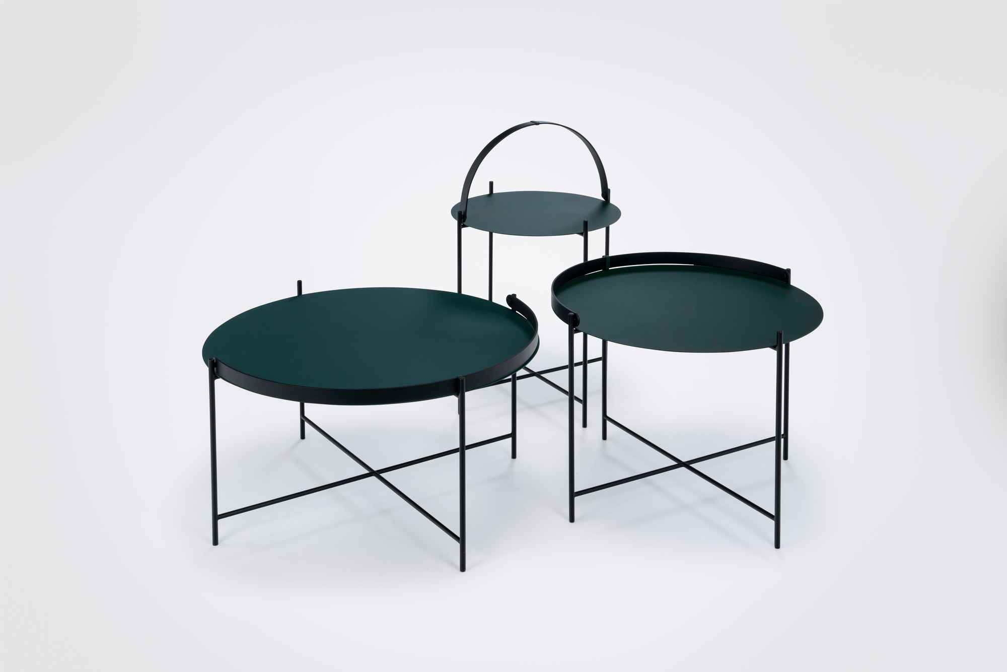 Drei grüne Edge Tray Table Beistelltische von Houe mit schwarzem Metallgestell auf weißem Hintergrund.
