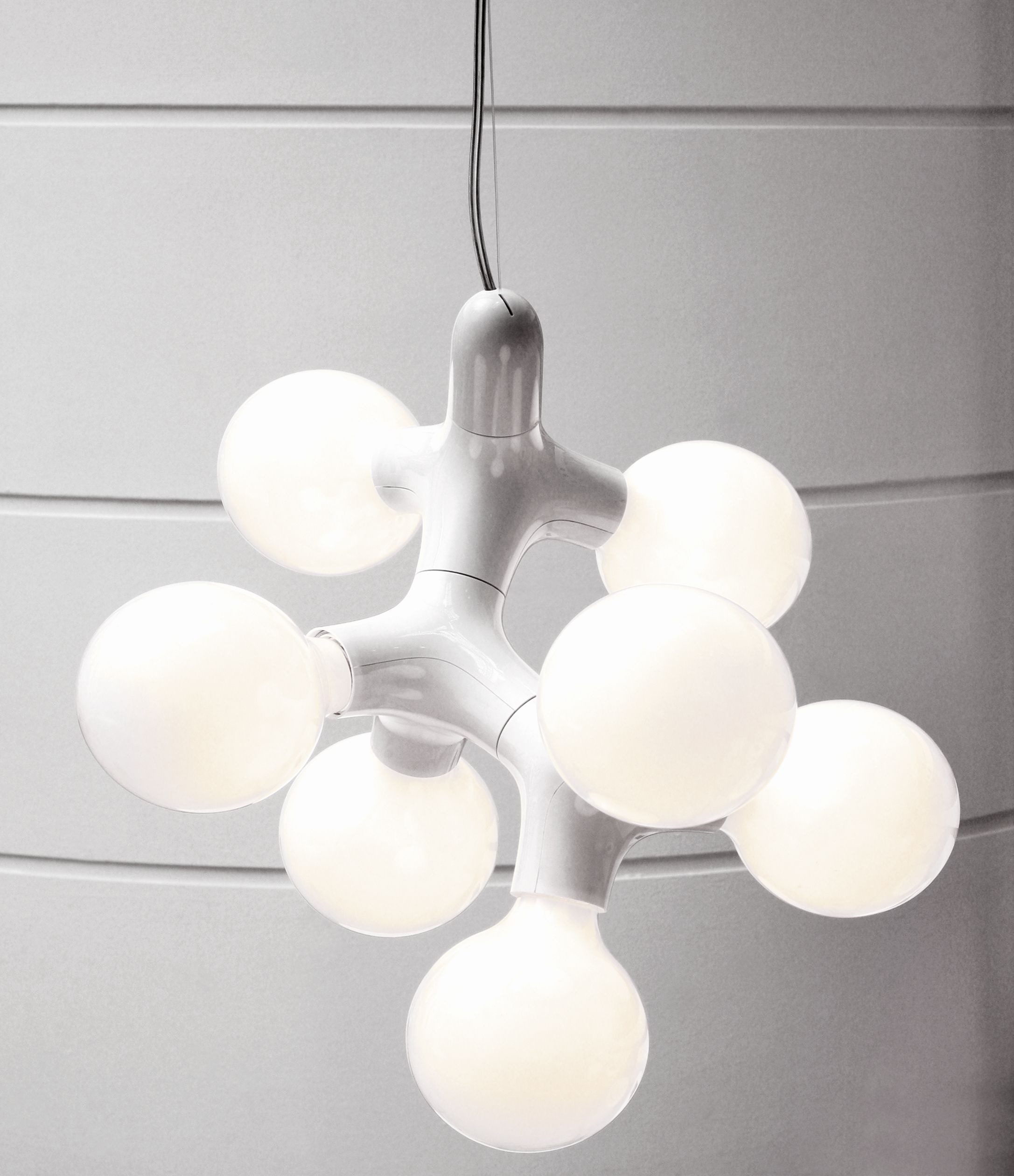 Weiße DNA Pendelleuchte mit sieben leuchtenden Kugeln, moderne Deckenleuchte für Wohnraumbeleuchtung.