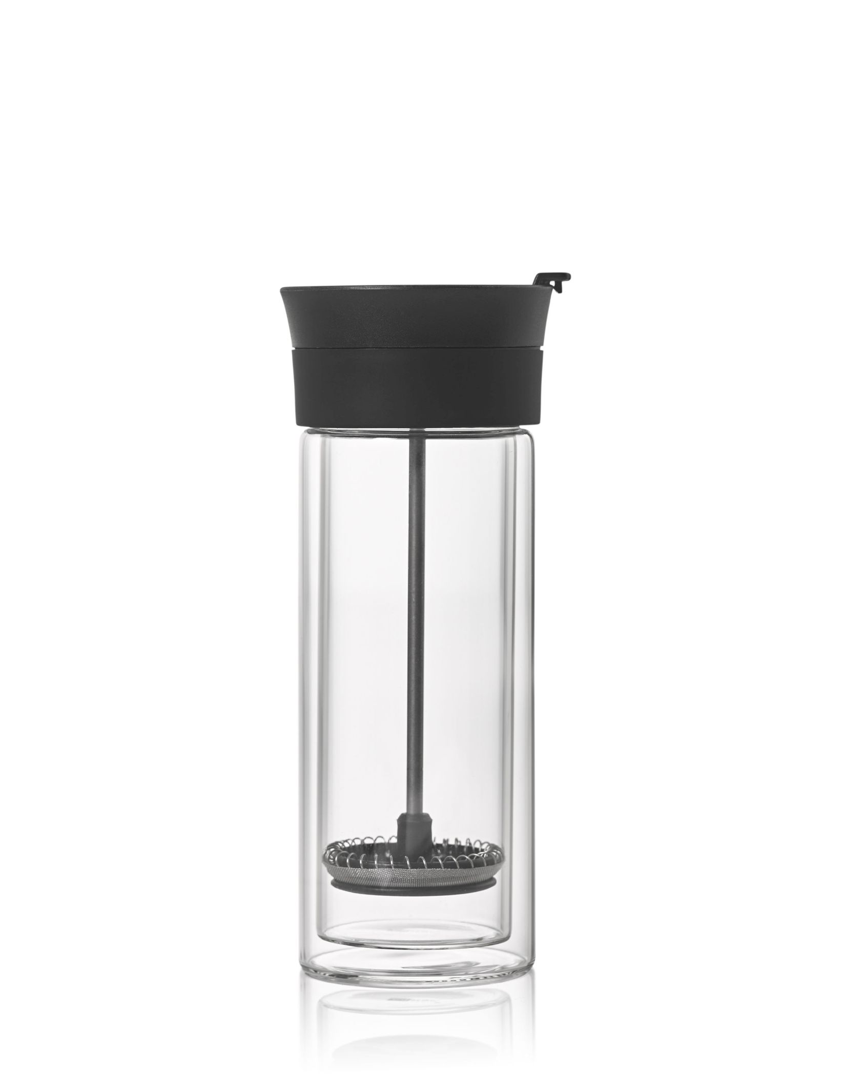 Doppelwandiger Kaffeebecher aus Glas mit French-Press-Einsatz und schwarzem Deckel für unterwegs.
