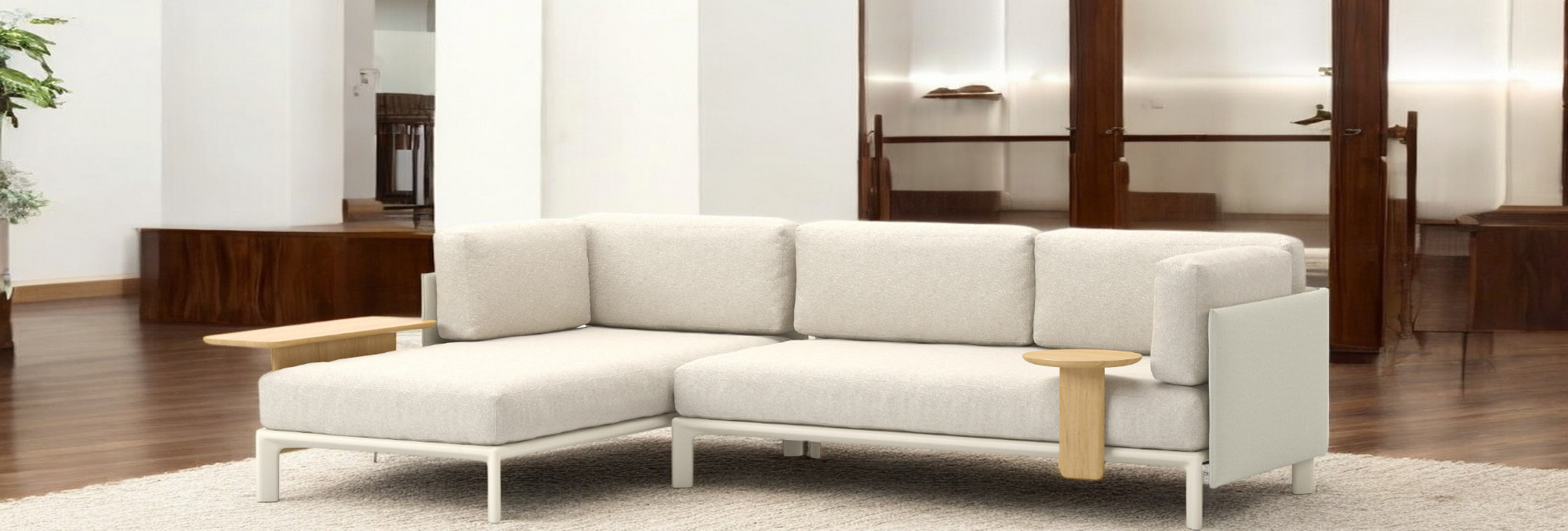 Helles Anagram Sofa mit Chaiselongue und Beistelltischen aus Holz, modernes Wohnzimmer Design.