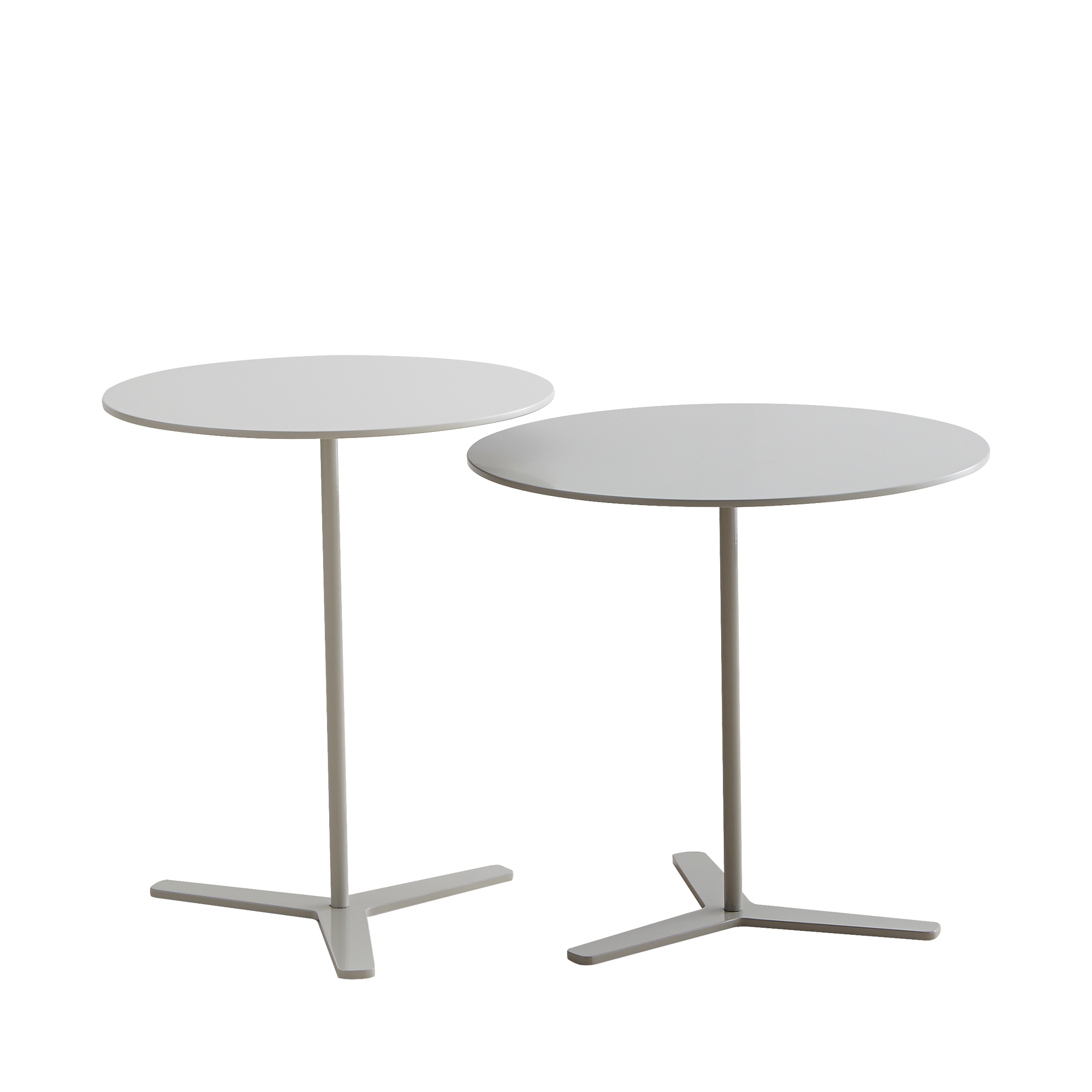 Zwei moderne, steingraue Tre Beistelltische von Mox mit runden Tischplatten und filigranem Fußgestell.