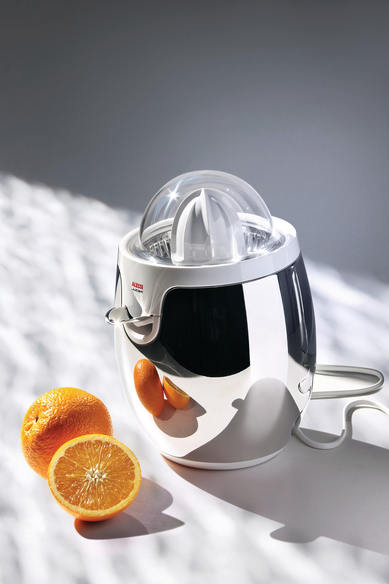 Alessi Zitronenpresse SG63 W mit Orangen, elektrische Saftpresse für frischen Saft.