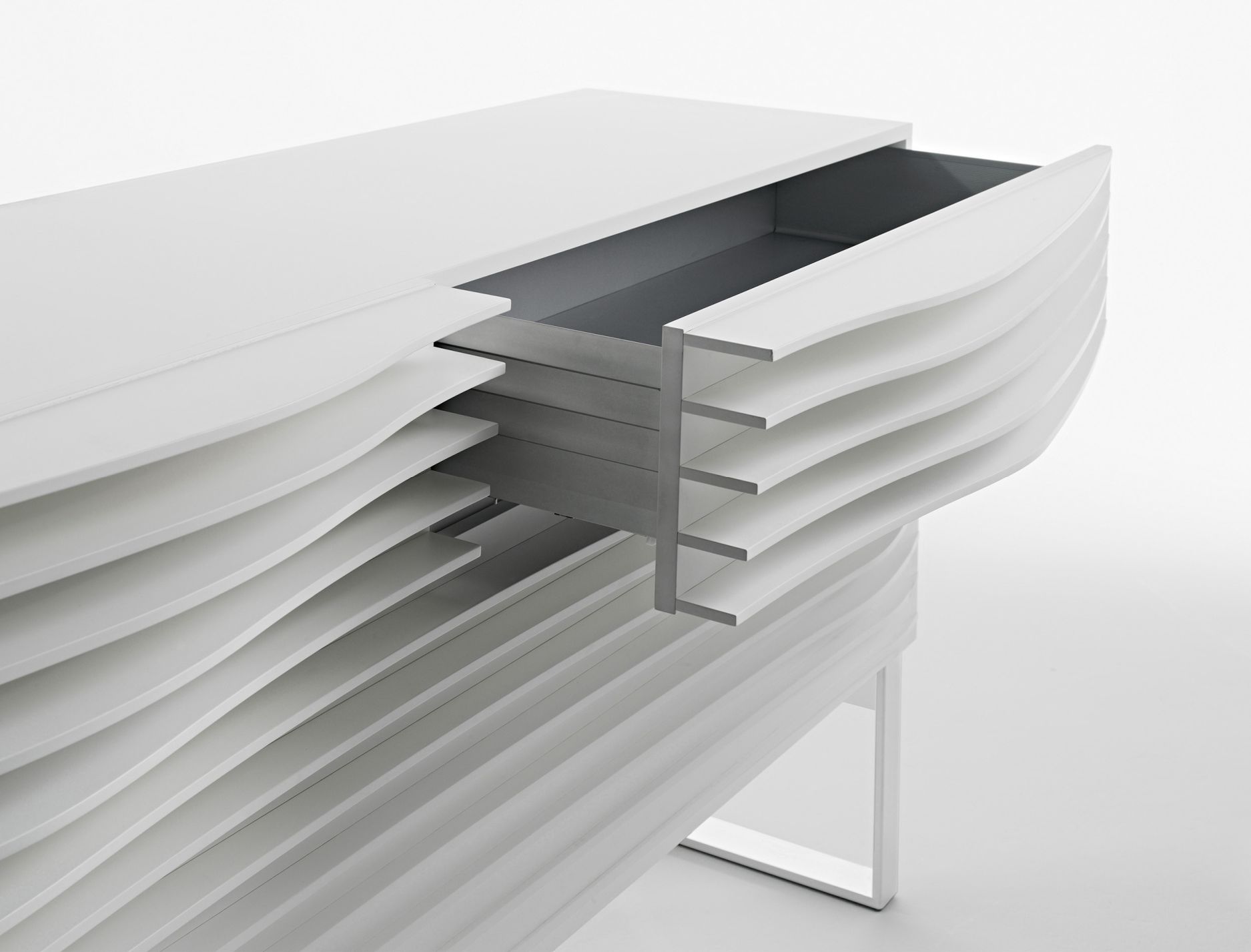 Tide Anrichte von Casamania Horm, weißes Sideboard mit offenem Schubfach und minimalistischem Design.