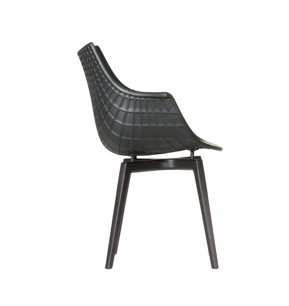 Schwarzer Meridiana Armlehnstuhl von Driade mit Lederbezug und dunklem Holzgestell, Seitenansicht. Designstuhl für Wohnzimmer.