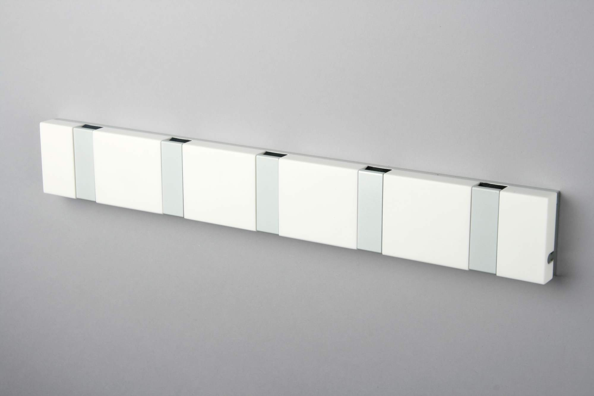 Waagerechte Knax Lite Wandgarderobe in Grau mit fünf Haken, ideal für Flur und Diele.