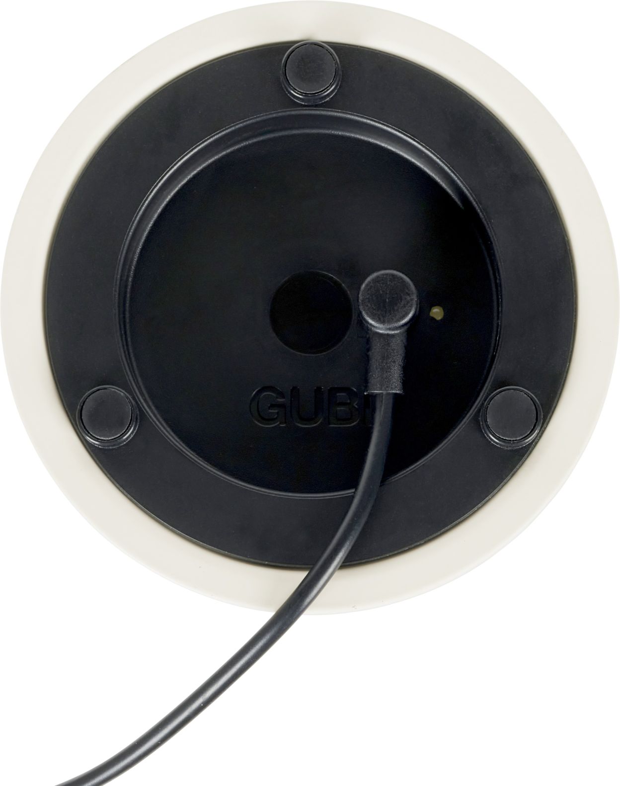 Detailaufnahme der Unterseite der Obello Akku Tischleuchte von Gubi mit Kabel.