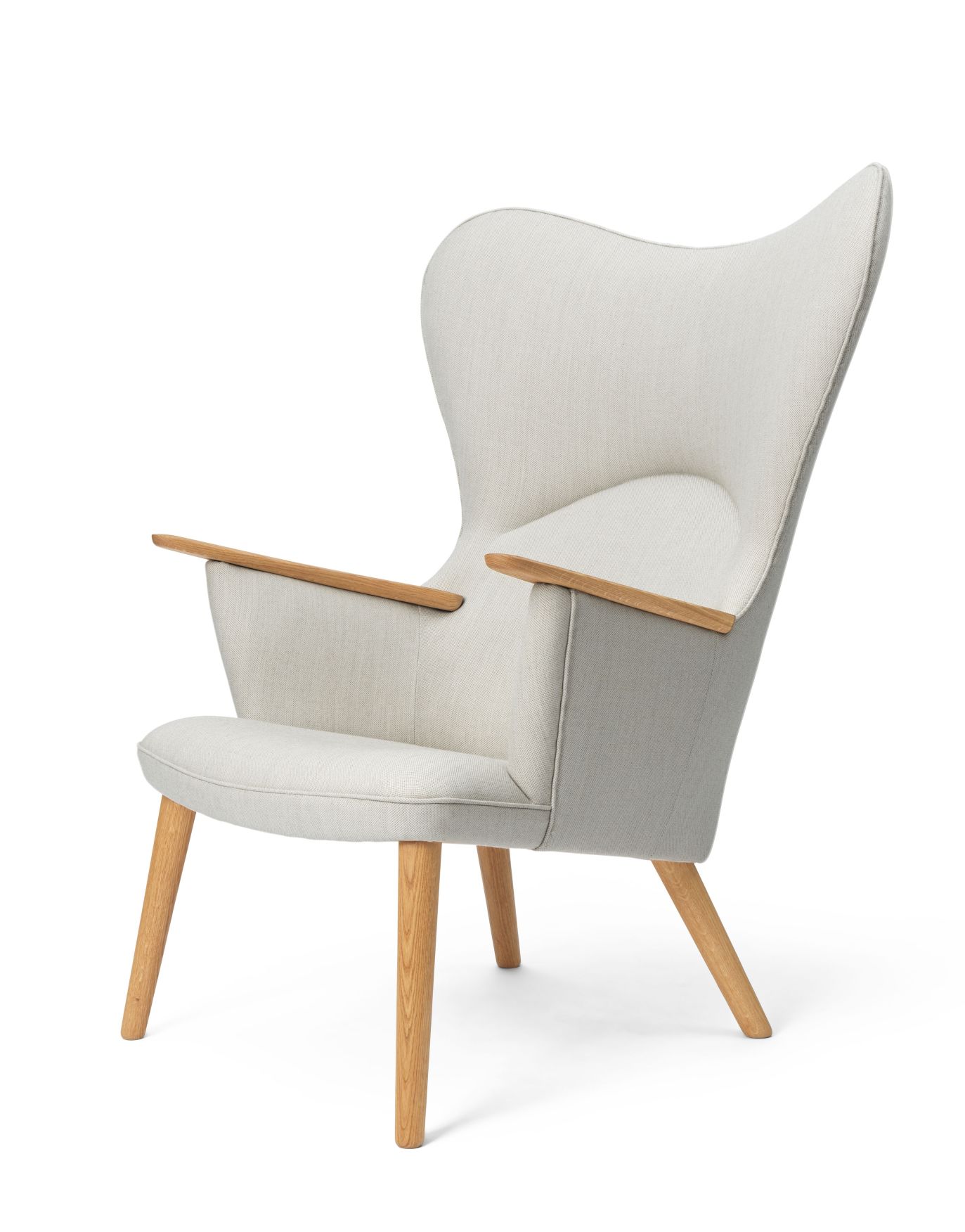 CH78 Mama Bear Sessel von Carl Hansen & Søn in hellem Stoff und Holzbeinen.