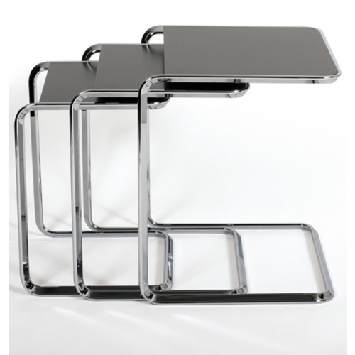 Tecta K3 Satztische: Drei schwarze Beistelltische mit verchromtem Stahlrohrgestell, ineinander geschoben.