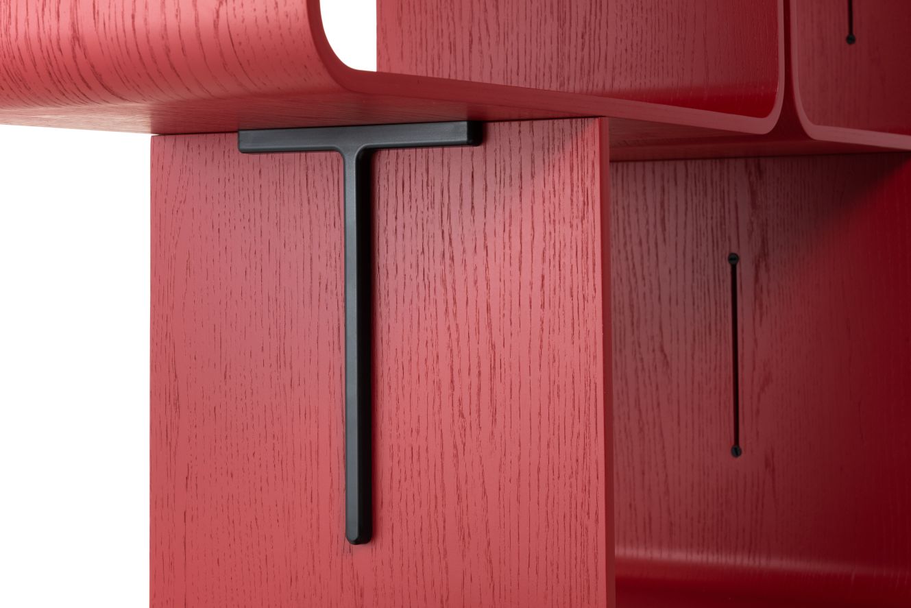 Detailaufnahme des roten Elysée Regals von Magis mit schwarzer Halterung.