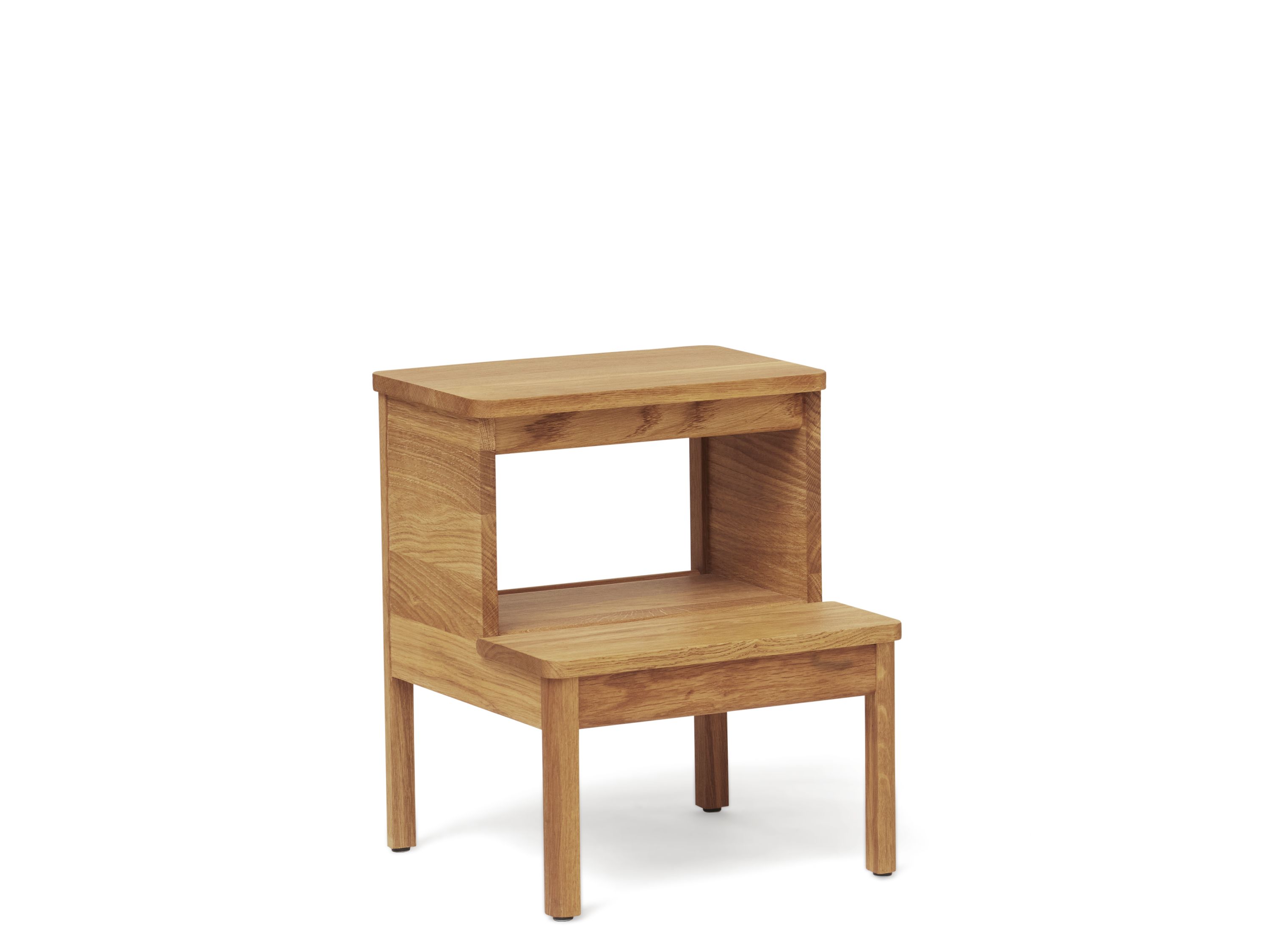 A Line Steighocker aus hellem Holz, zweistufig, für Kinder und Erwachsene geeignet.