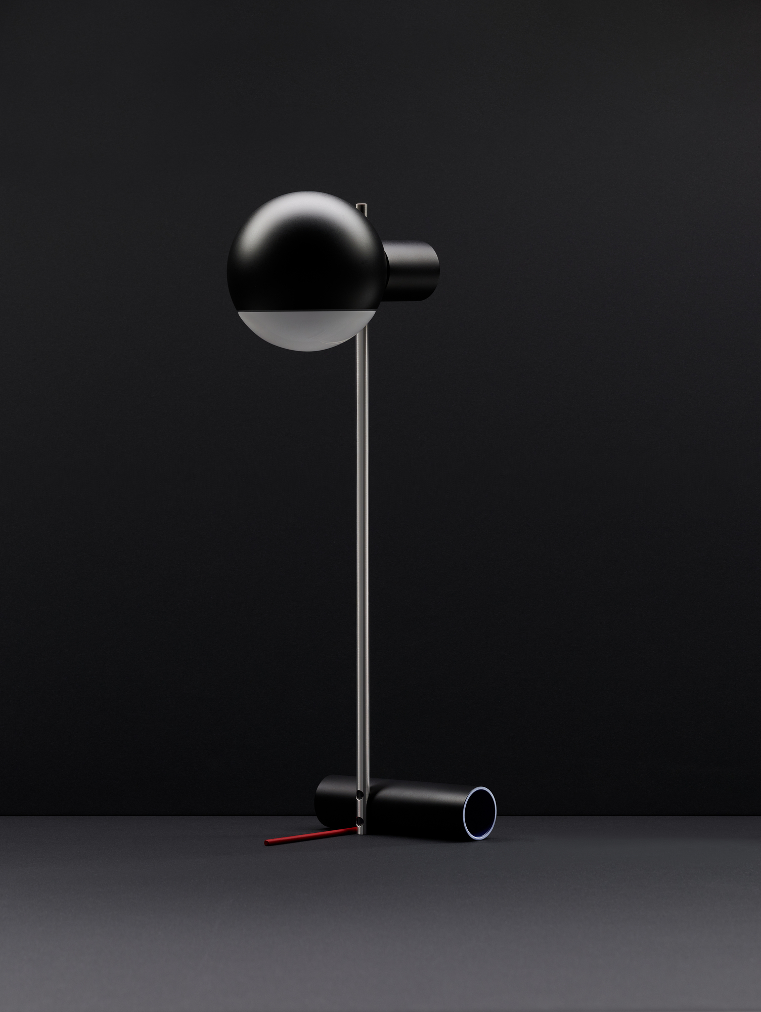 Schwarze L25 Tischleuchte von Tecta: LED Lampe mit glänzendem Finish für Nachttisch oder Schreibtisch.