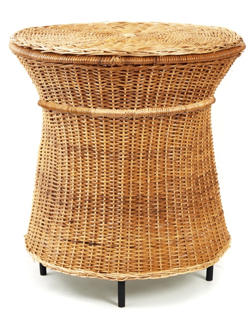 Caribe Natural Beistelltisch aus Rattan mit schwarzen Füßen für den Outdoor-Bereich.