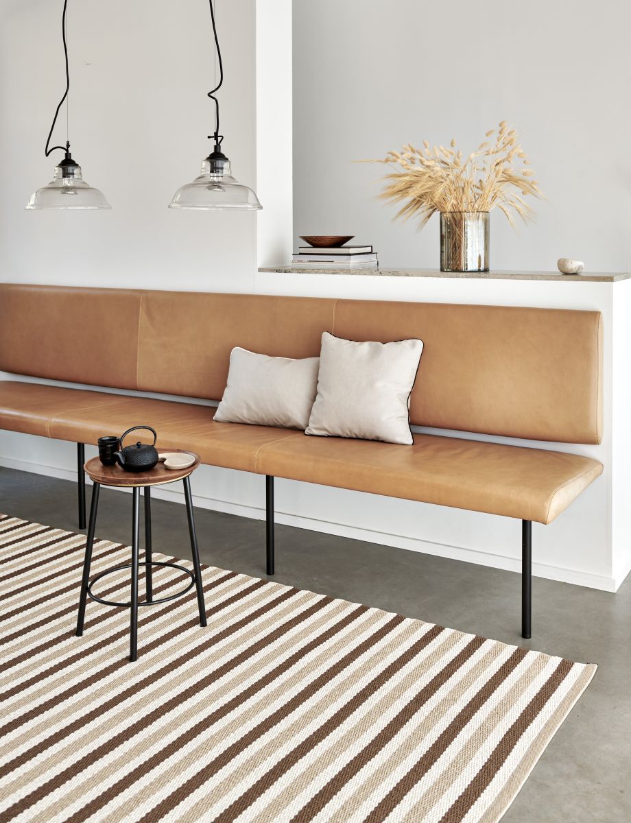 Detailaufnahme des Teo Teppichs 230x320cm Denim Pappelina mit braunen und beigen Streifen in modernem Wohnzimmer.