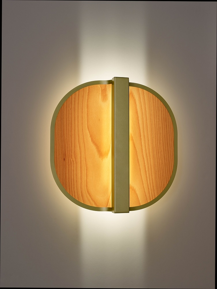 Omma Lamp Wandleuchte: Runde Wandlampe aus Buche mit goldenem Rahmen, modernes Design für Wohnraumbeleuchtung.