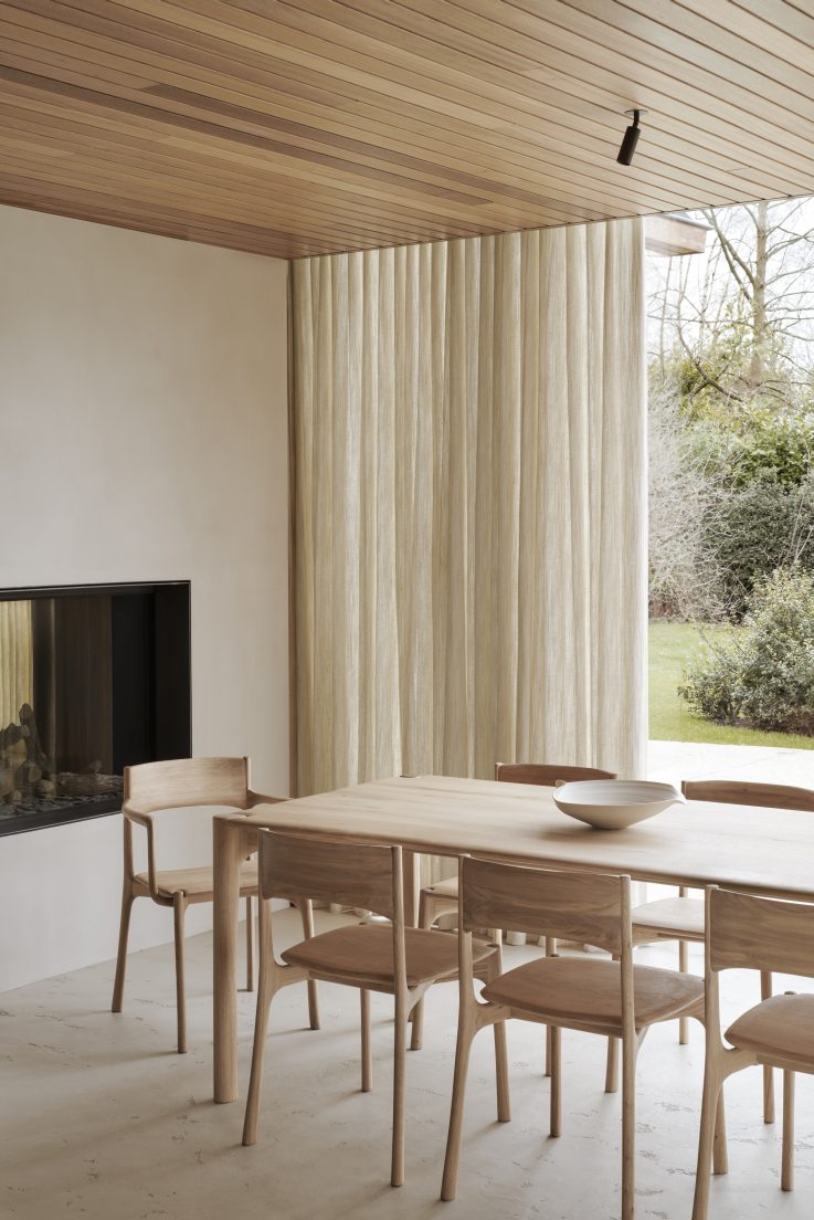 Esszimmer mit Esstisch und Ethnicraft PI Dining Chairs ohne Armlehne aus hellem Holz.