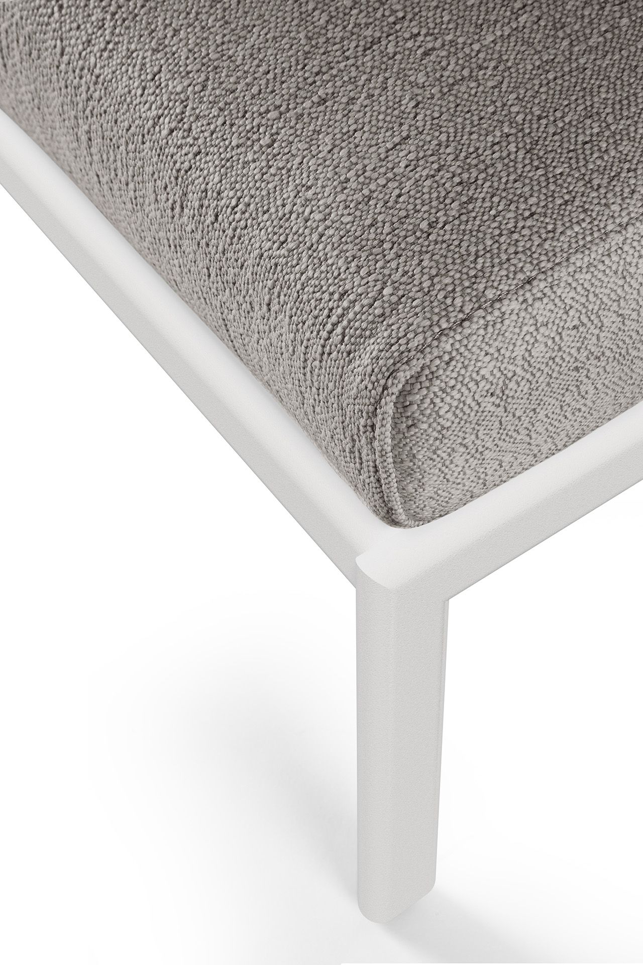 Detailaufnahme des Jack Outdoor Fußhockers von Ethnicraft mit weißem Aluminiumrahmen und grauem Polster.