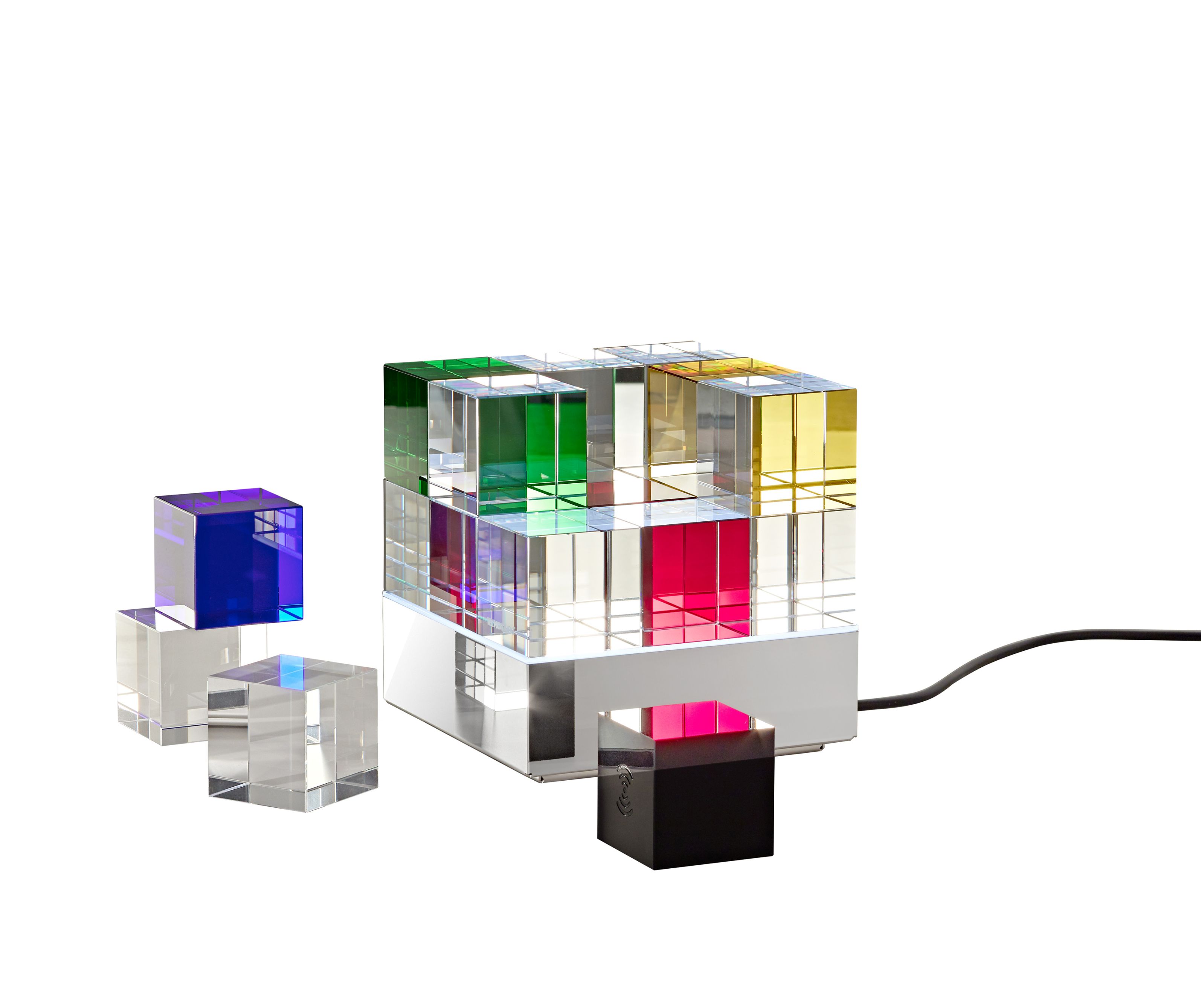 Cubelight move Lichtobjekt von Tecnolumen: Kubusförmige Designleuchte mit farbigen Akzenten und Chrombasis.