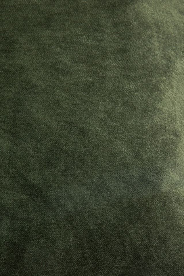Nahaufnahme des grünen Velvet Kissens 60x40 cm von Ethnicraft, samtweiche Textur für Wohnzimmer und Schlafzimmer.