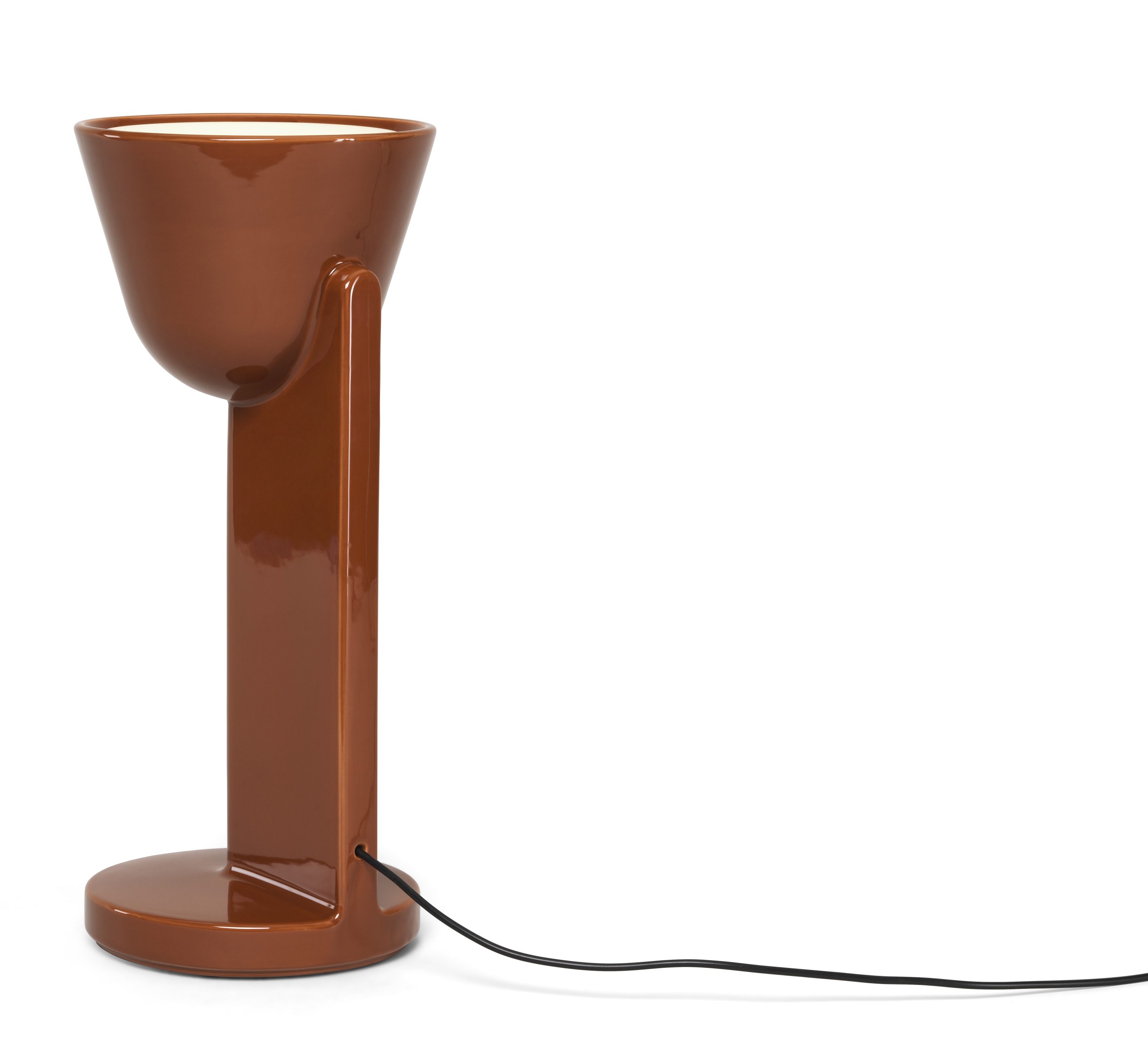 Nahaufnahme der Céramique Tischleuchte von Flos in glänzendem Braun. Design Lampe.