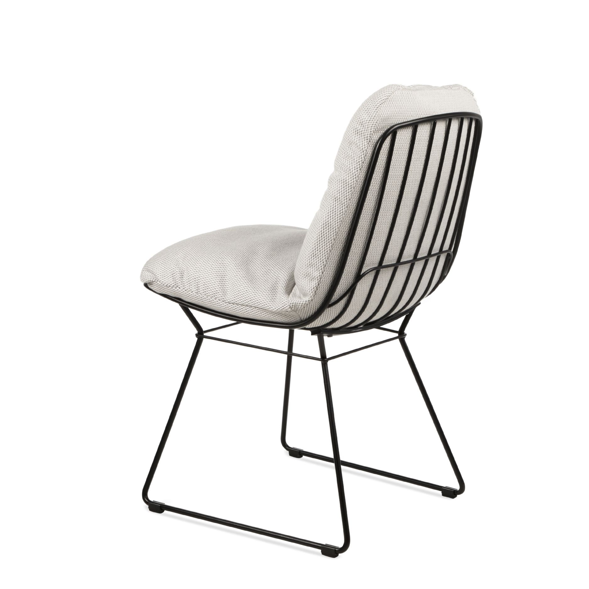 Leyasol Stuhl der Freifrau Manufaktur mit schwarzem Metallgestell und hellgrauer Polsterung von hinten.