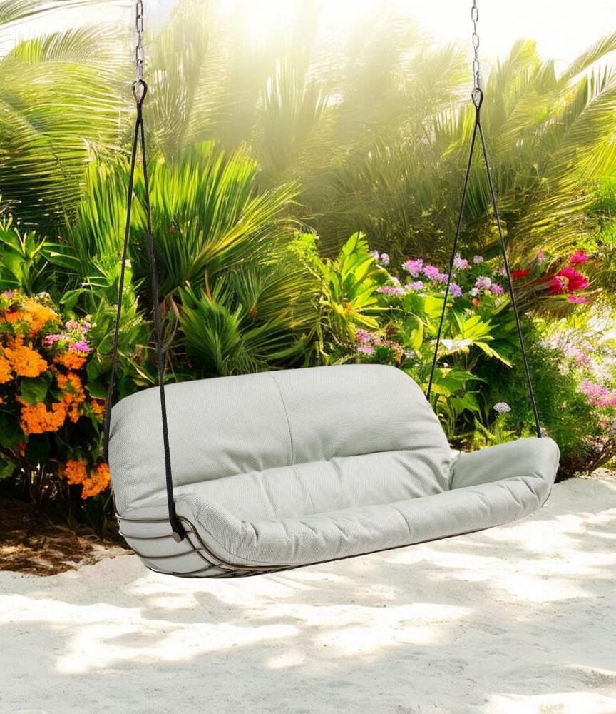 Leyasol Lounge Schaukelsofa von Freifrau Manufaktur für drinnen und draußen, hängend im Garten.