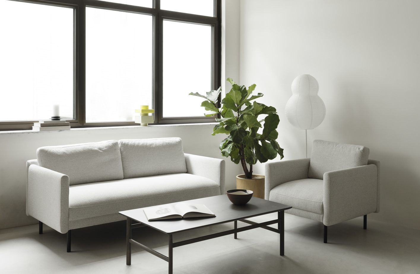 Heller Wohnraum mit Rar Sofa 2-Sitzer von Normann Copenhagen, Sessel und Couchtisch.