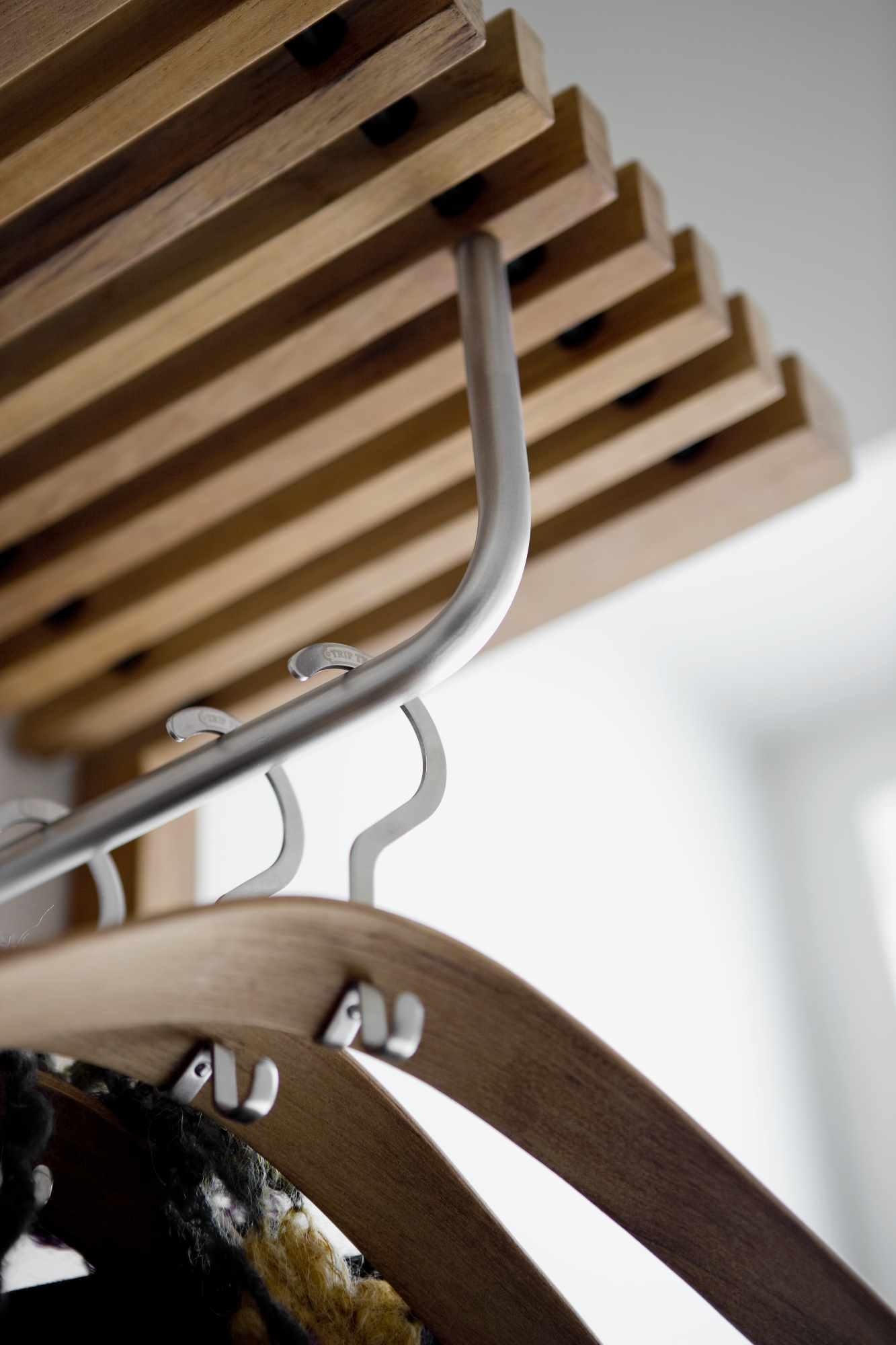 Detailaufnahme der Skagerak Cutter Mini Wandgarderobe aus Teakholz mit Kleiderbügel und Ablage.