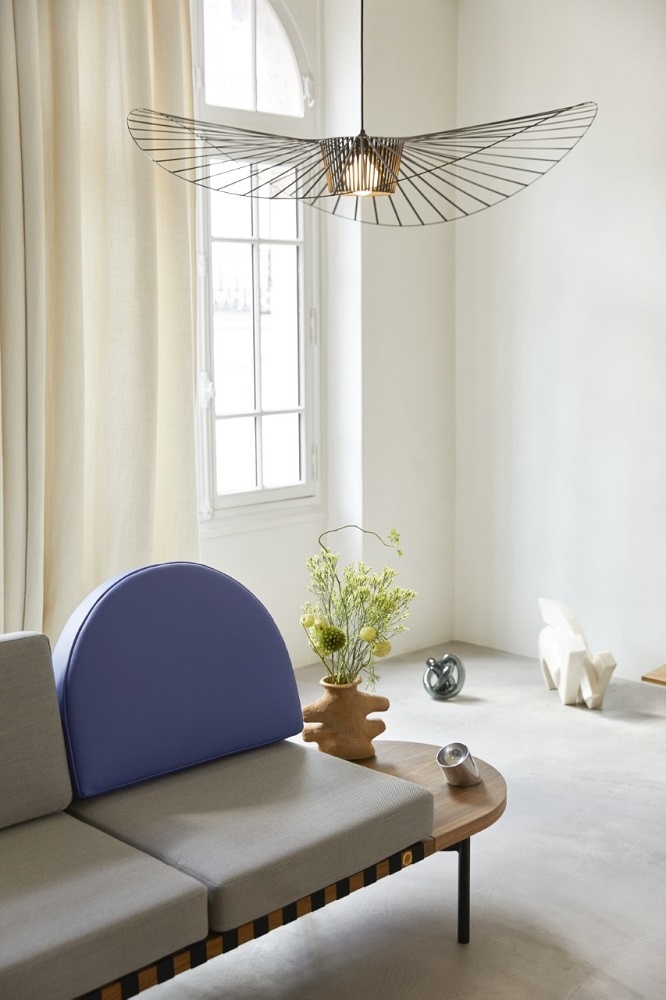 Helle Inneneinrichtung mit Vertigo Pendelleuchte XS von Petite Friture, Design Lampe mit filigranem Schirm.