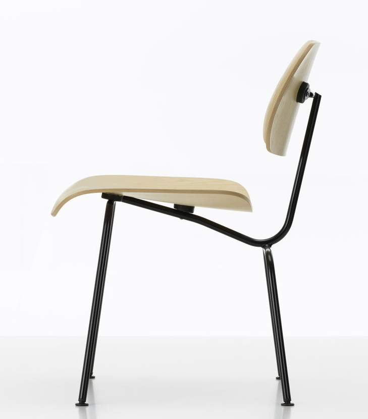 Vitra Plywood Group Stuhl DCM, Seitenansicht: Holzschale, schwarzes Metallgestell, Designklassiker für Esszimmer.