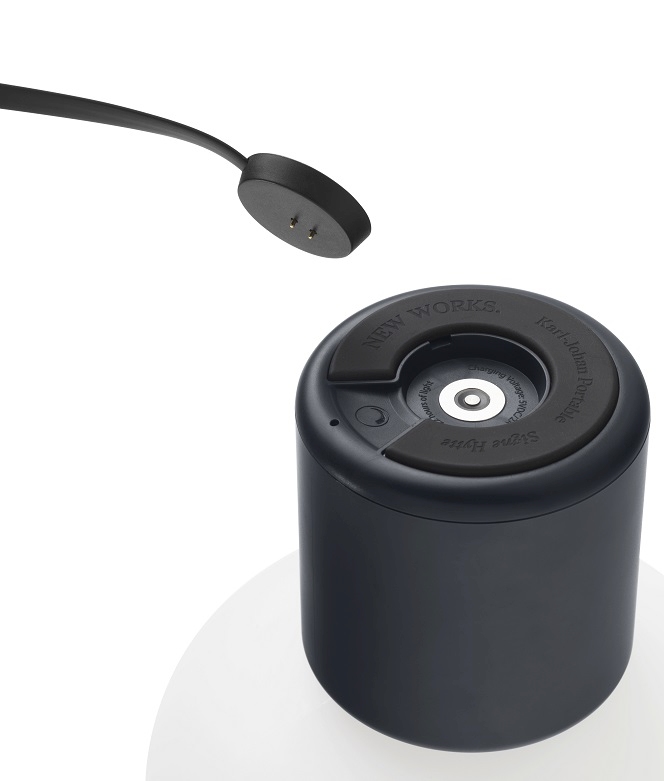 Detailaufnahme der Karl-Johan Portable Tischleuchte von New Works mit Ladekabel. Akkuleuchte für Innenräume.