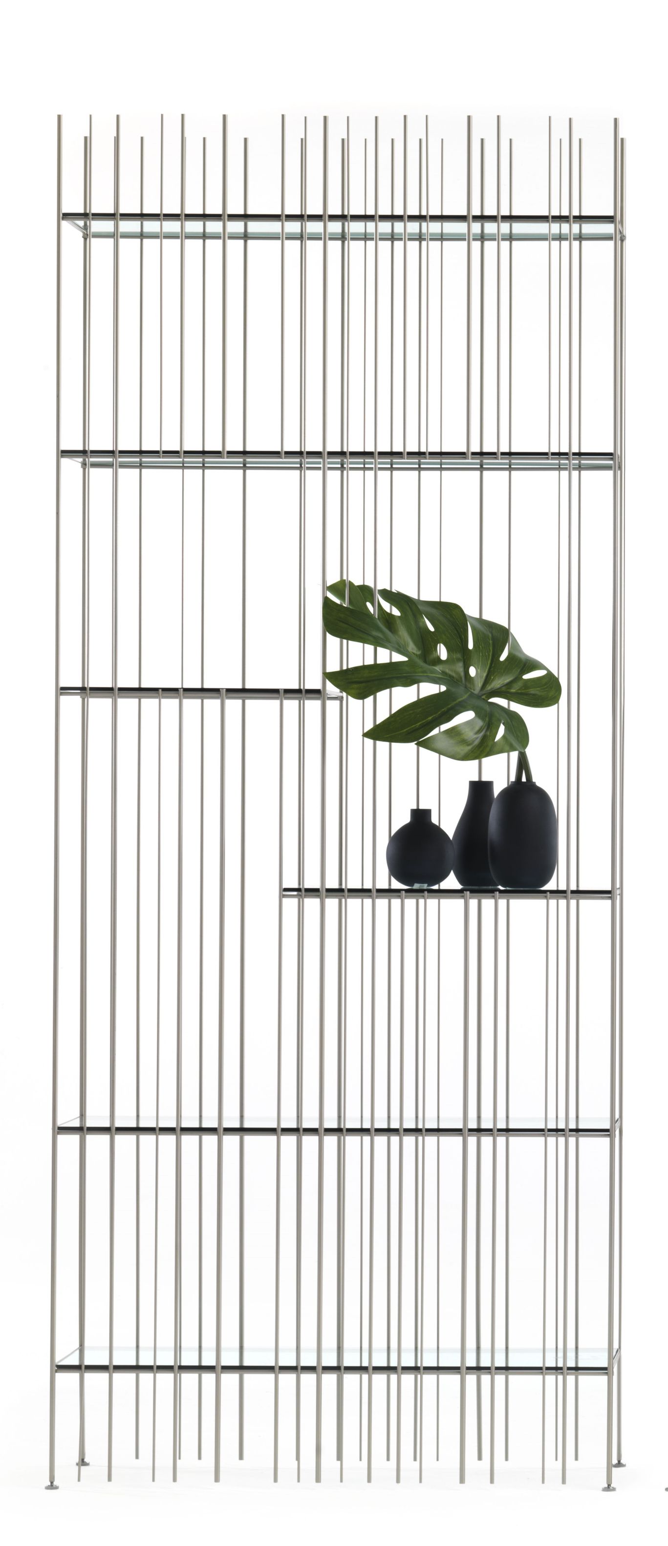 Metrica Regal von Mogg mit sechs grünen Glasböden und filigranem, brüniertem Metallgestell.