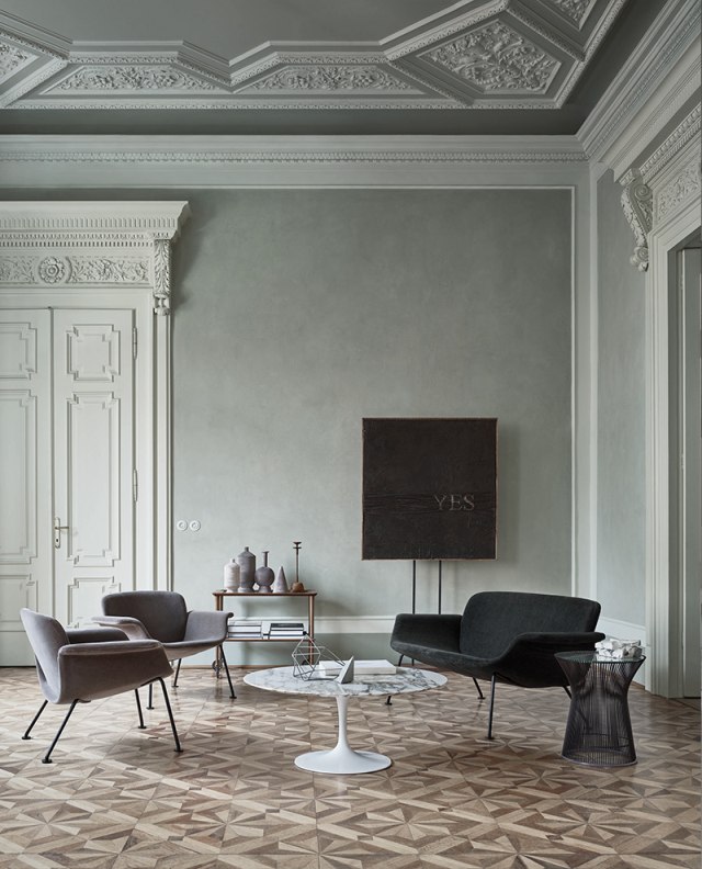 Innenaufnahme mit zwei KN05 Sesseln von Knoll International, Designermöbel für Wohnzimmer und Büro.