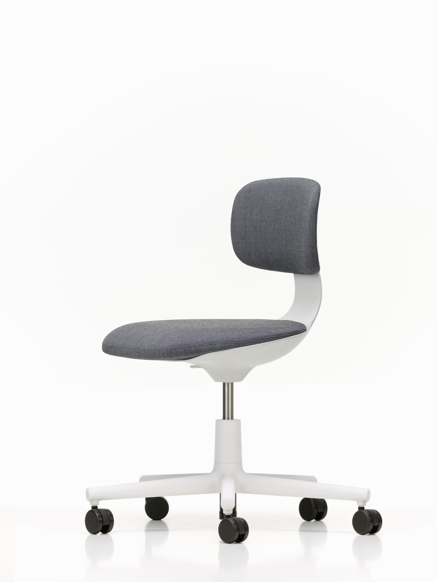 Rookie Bürodrehstuhl von Vitra mit grauem Plano Stoffbezug und weißem Untergestell auf Rollen.