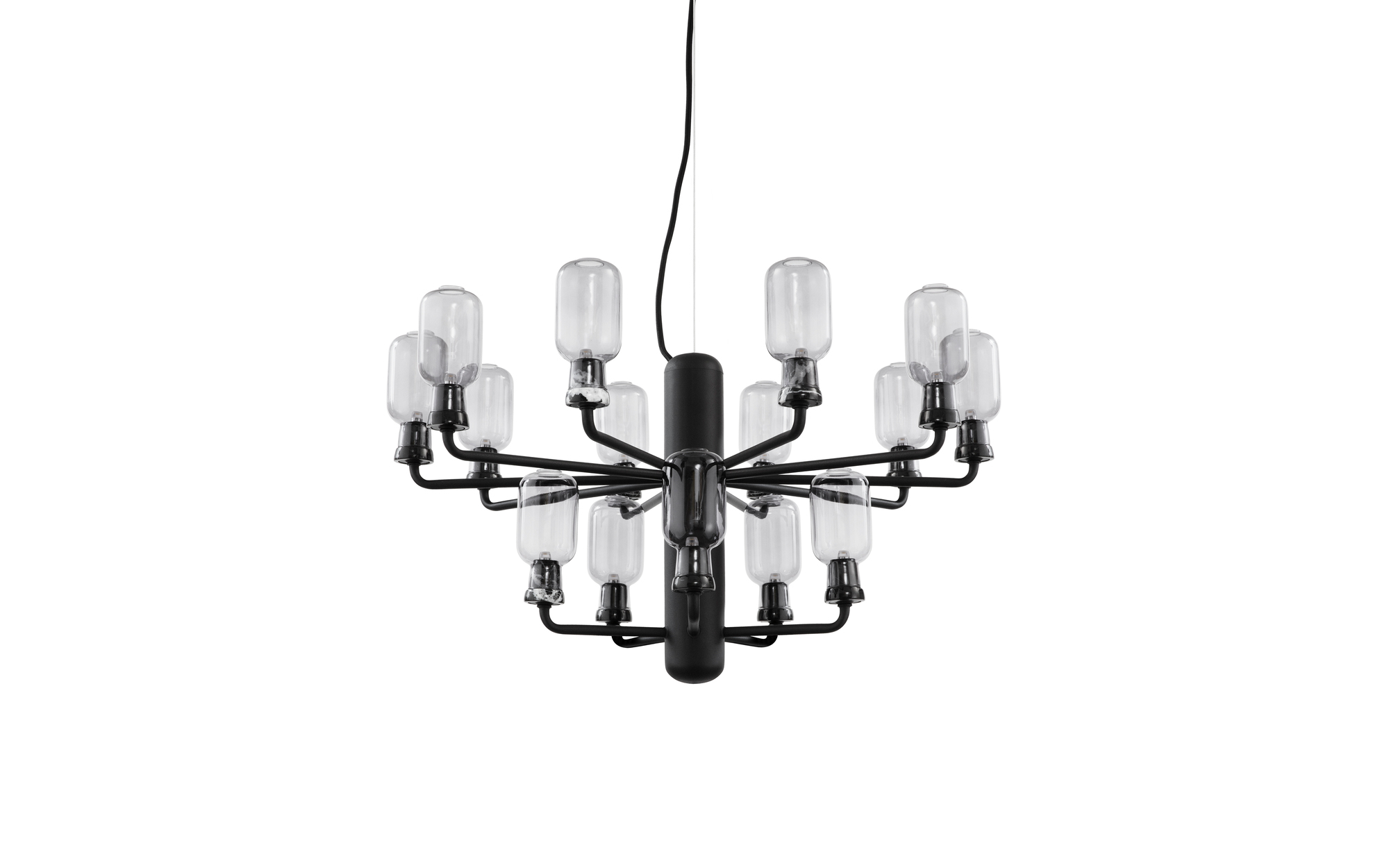 Nahaufnahme der Amp Chandelier Pendelleuchte in Weiß/Weiß mit Glaslampen, moderne Beleuchtung für Wohnräume.