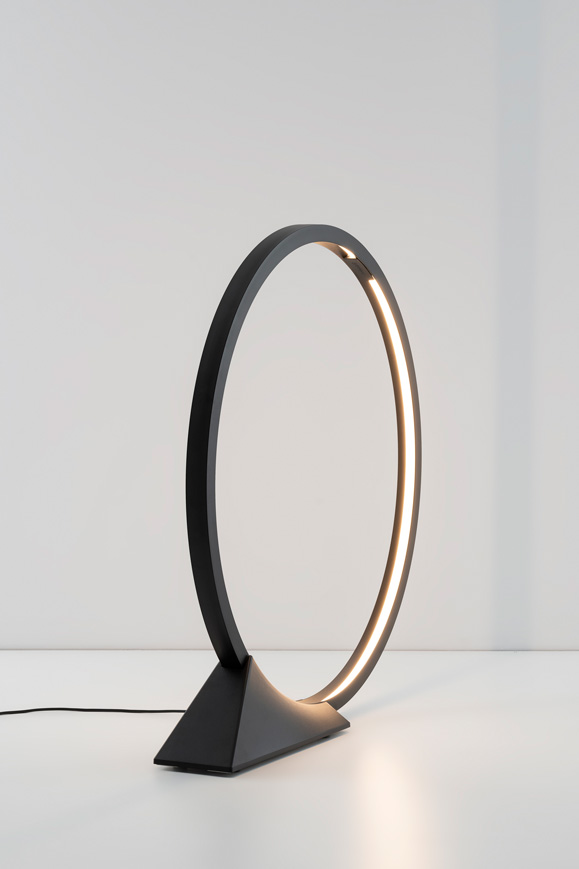 Schwarze O Floor LED Stehleuchte von Artemide mit kreisförmigem Design und warmweißem Licht.