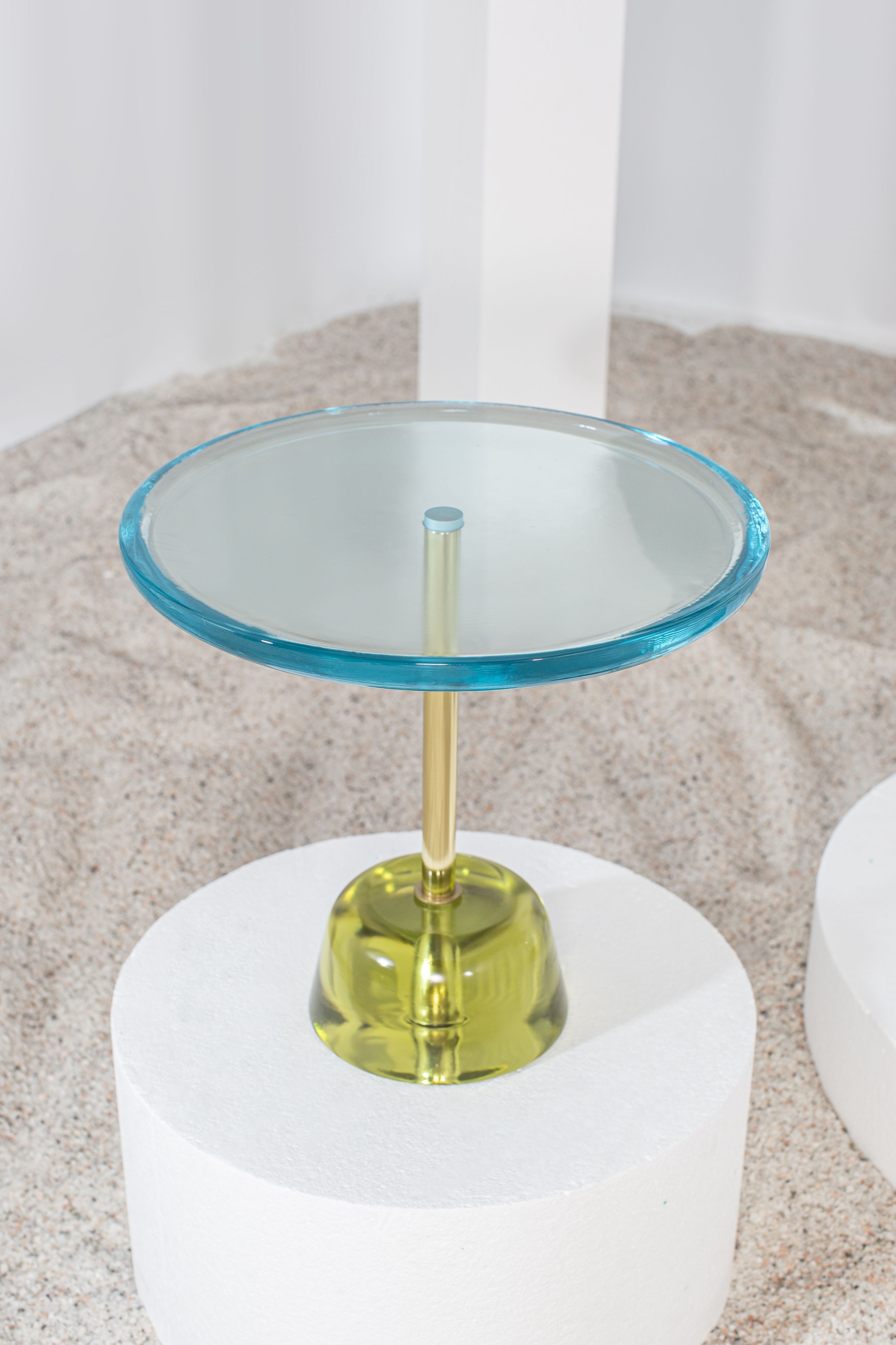 Pina Low Beistelltisch von Pulpo mit runder, blauer Glasplatte und grünem Fuß.