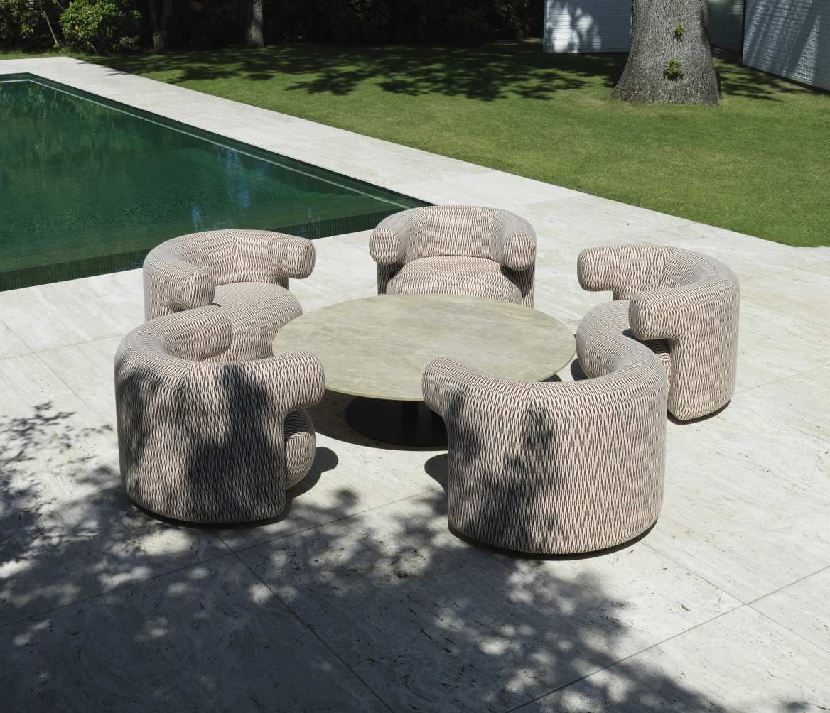 Fünf Burra Lounge Sessel von Normann Copenhagen um einen runden Tisch im Freien.